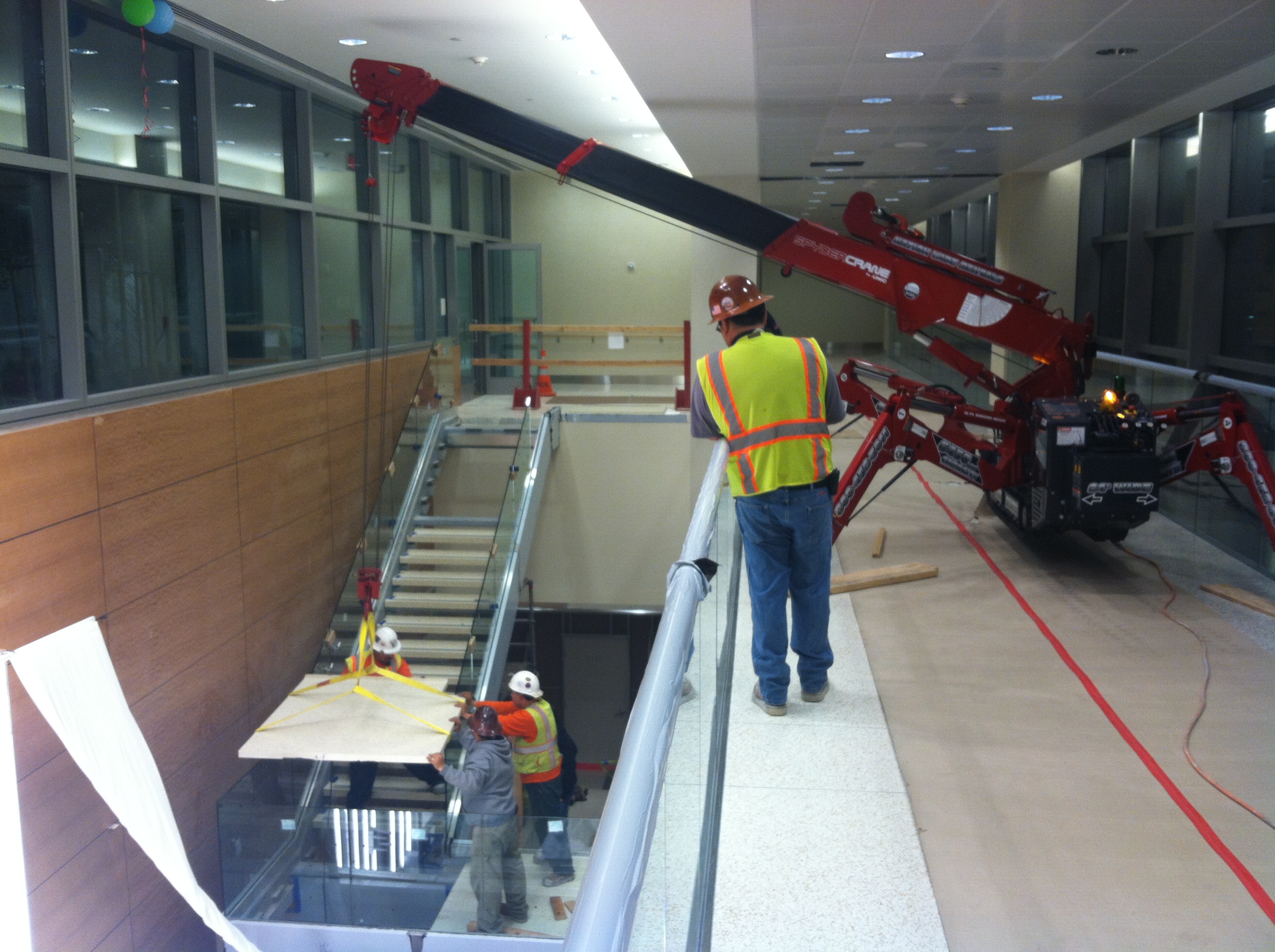 SPYDERCRANE mini crawler crane lift